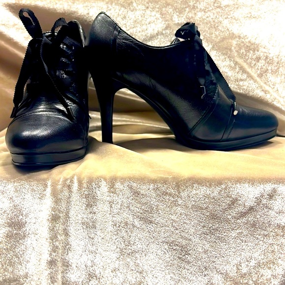 TAHARI Grace Booties - Picture 4 of 9